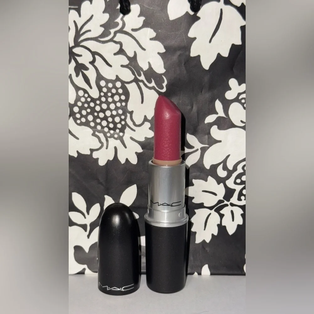 Mac Captive lipstick